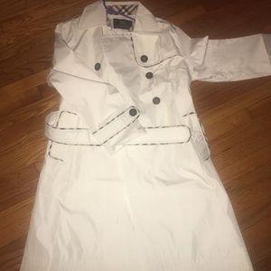 Burberry White Trench Coat. Size 44 L/Xl worn once